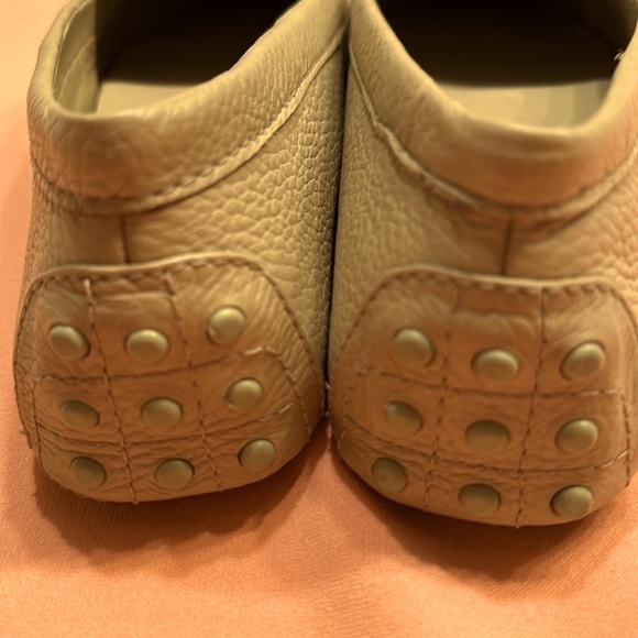 New Tory Burch Everly Pebble Leather Gold Logo Driver Loafer Shoes. Size 7.5 - Picture 5 of 7